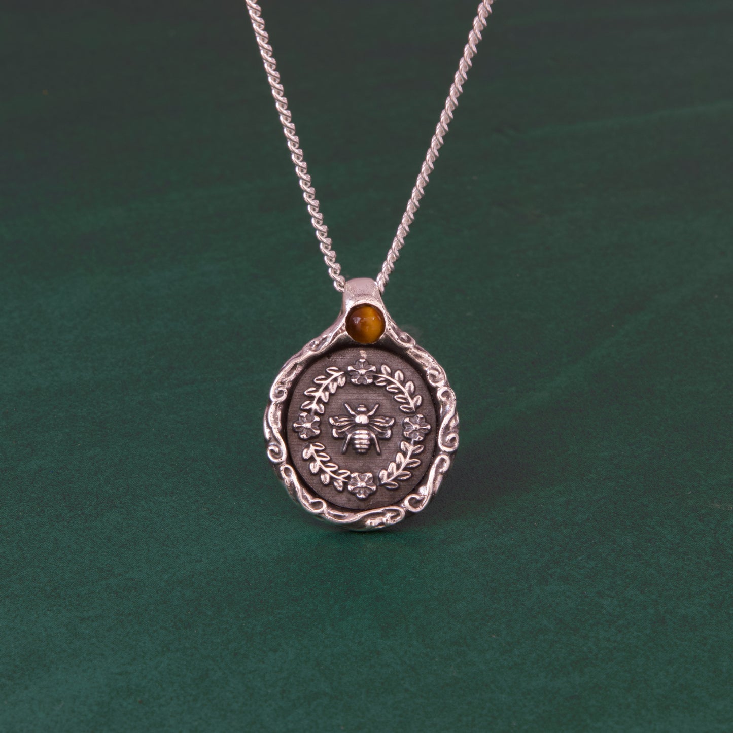 Collar de abeja en plata