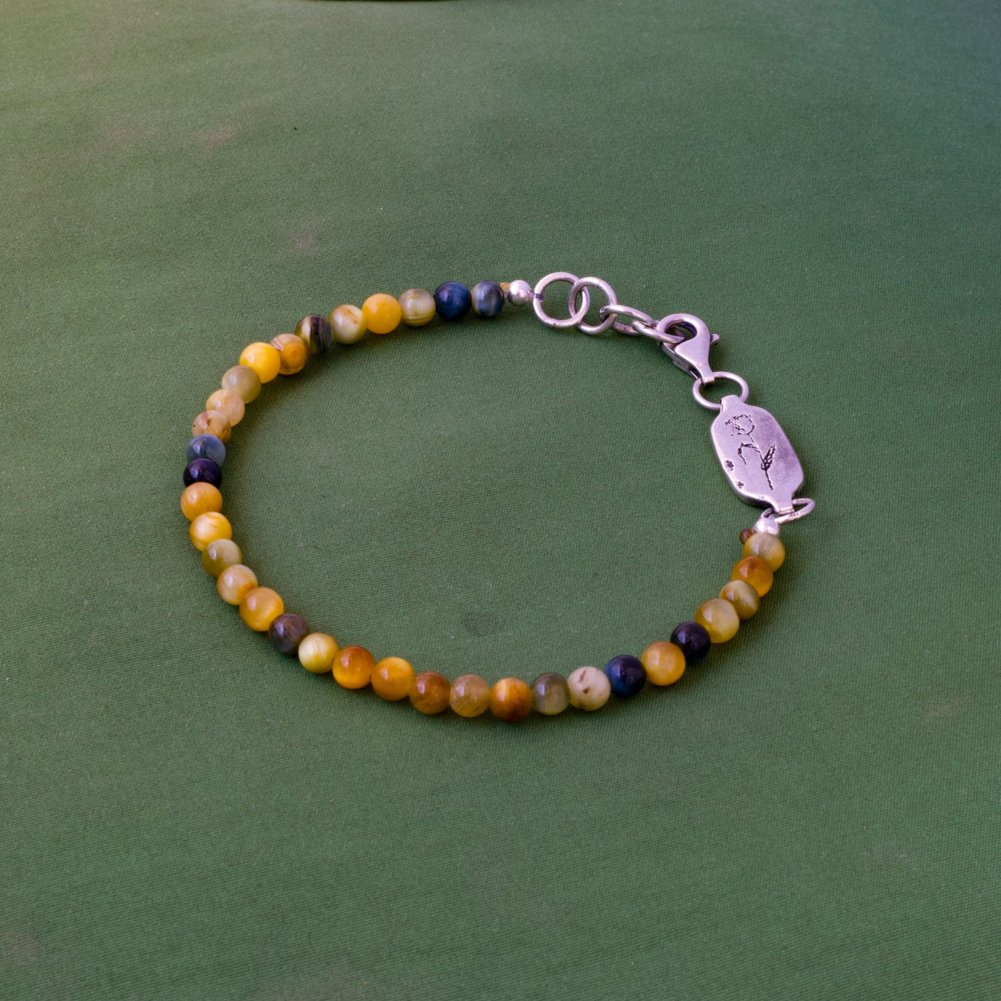 Pulsera Ojo de Halcón con dije de tulipán en plata 950