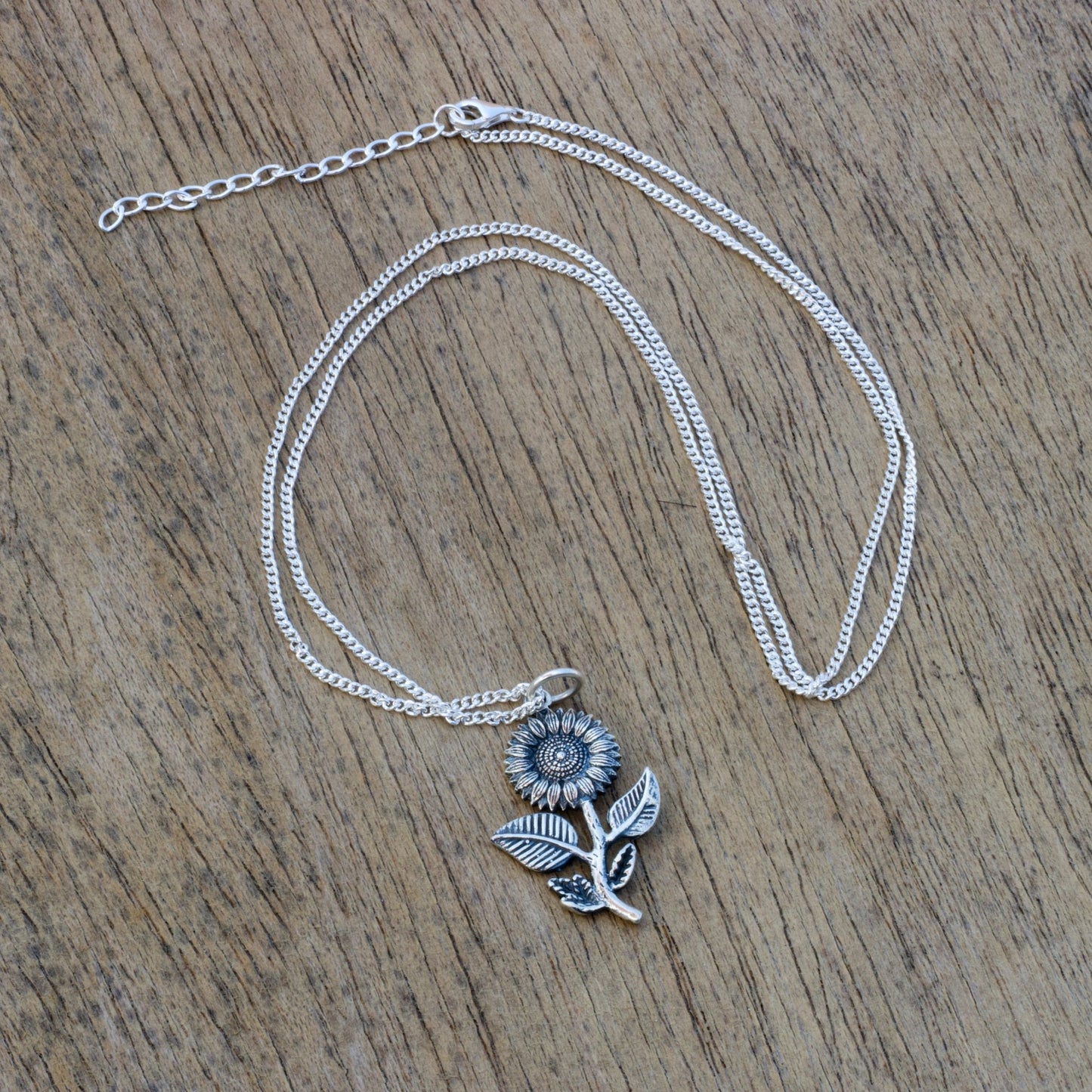 Collar de Girasol en plata 950 reflejando amor y positivismo.