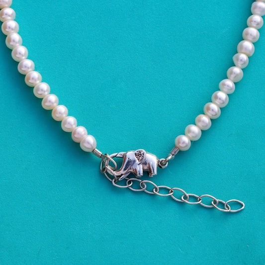 Collar ajustable de Perlas de Río con broche de elefante en plata 950.
