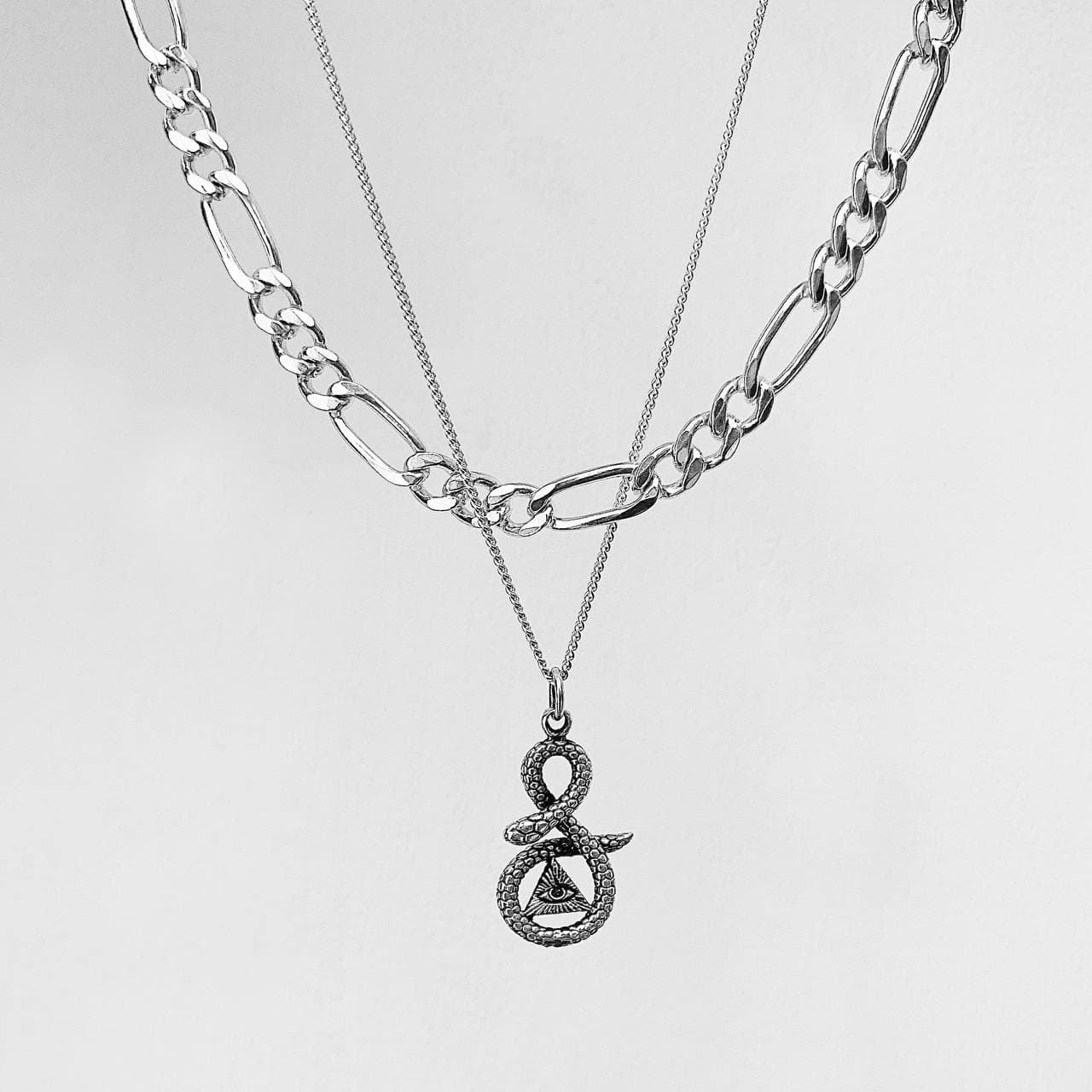 Collar de Serpiente con ojo simbólico, elaborado en plata 950 y detalles quemados.