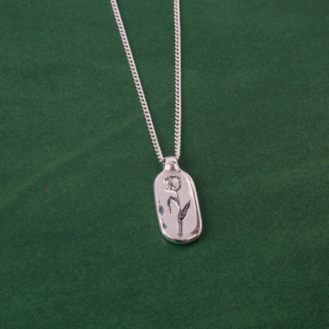 Collar de Tulipán en plata 950, inspirado en historias de amor profundo.