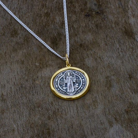 Collar San Benito en oro y plata, símbolo de protección y elegancia.