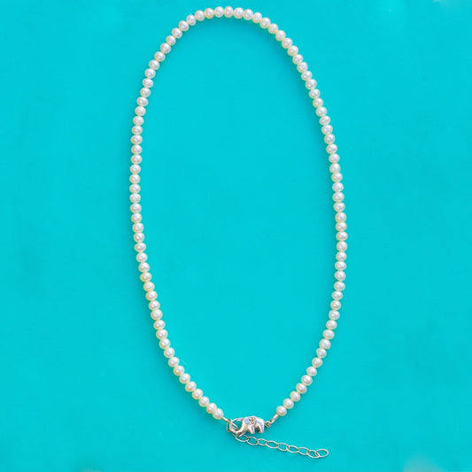 Collar ajustable de Perlas de Río con broche de elefante en plata 950.