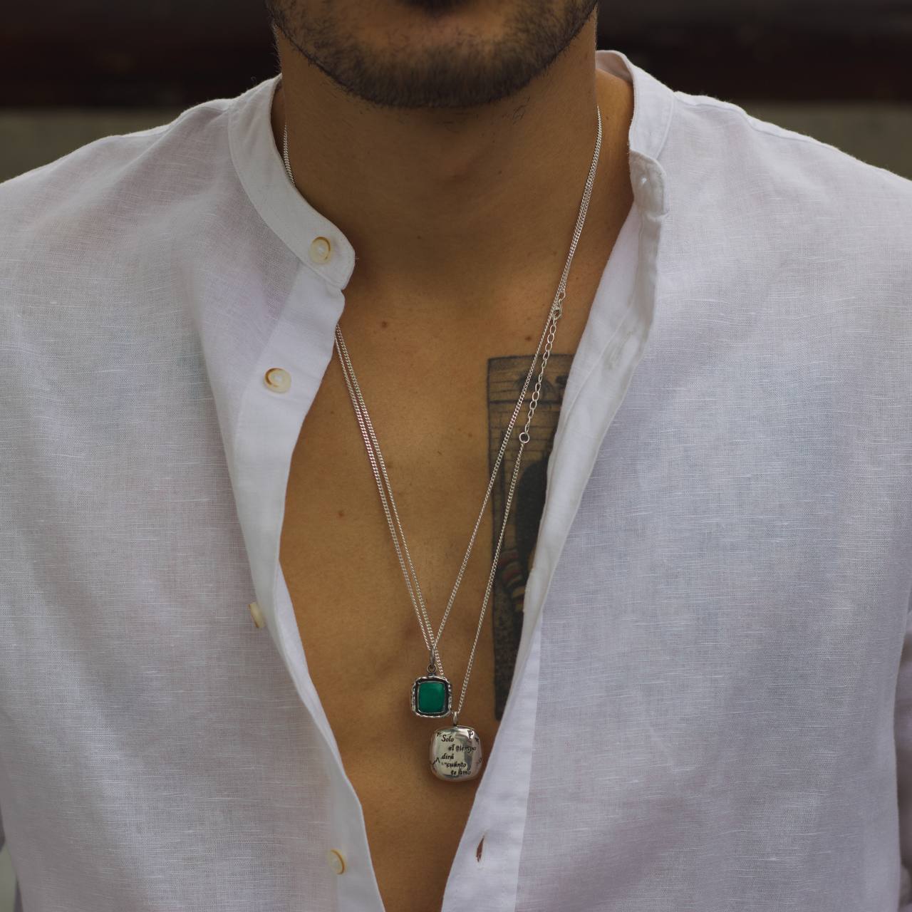 Collar de Recuerdos con diseño único, detalles en plata 950 y zircon negro.