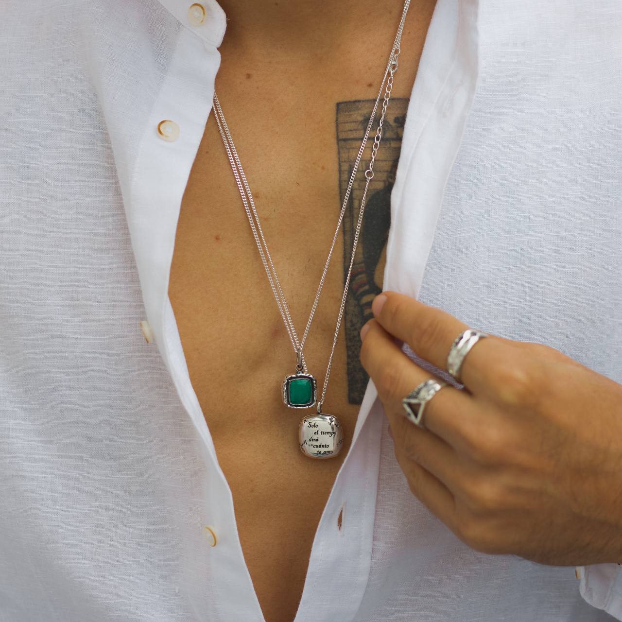 Collar de Recuerdos con diseño único, detalles en plata 950 y zircon negro.