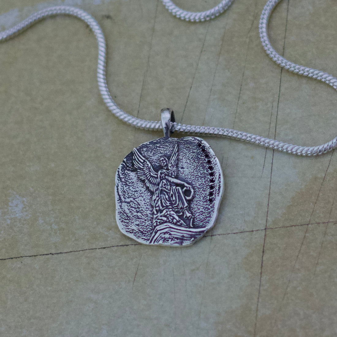 Collar de plata para hombre como opción de regalo con significado