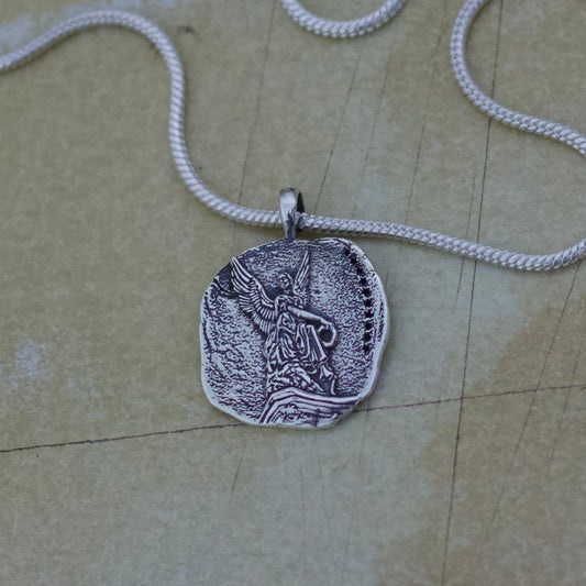 Collar de plata para hombre como opción de regalo con significado
