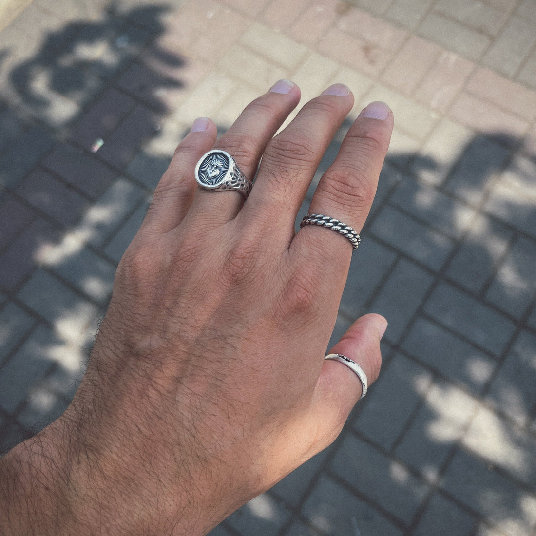 Combinación de varios anillos de plata 950 en una mano