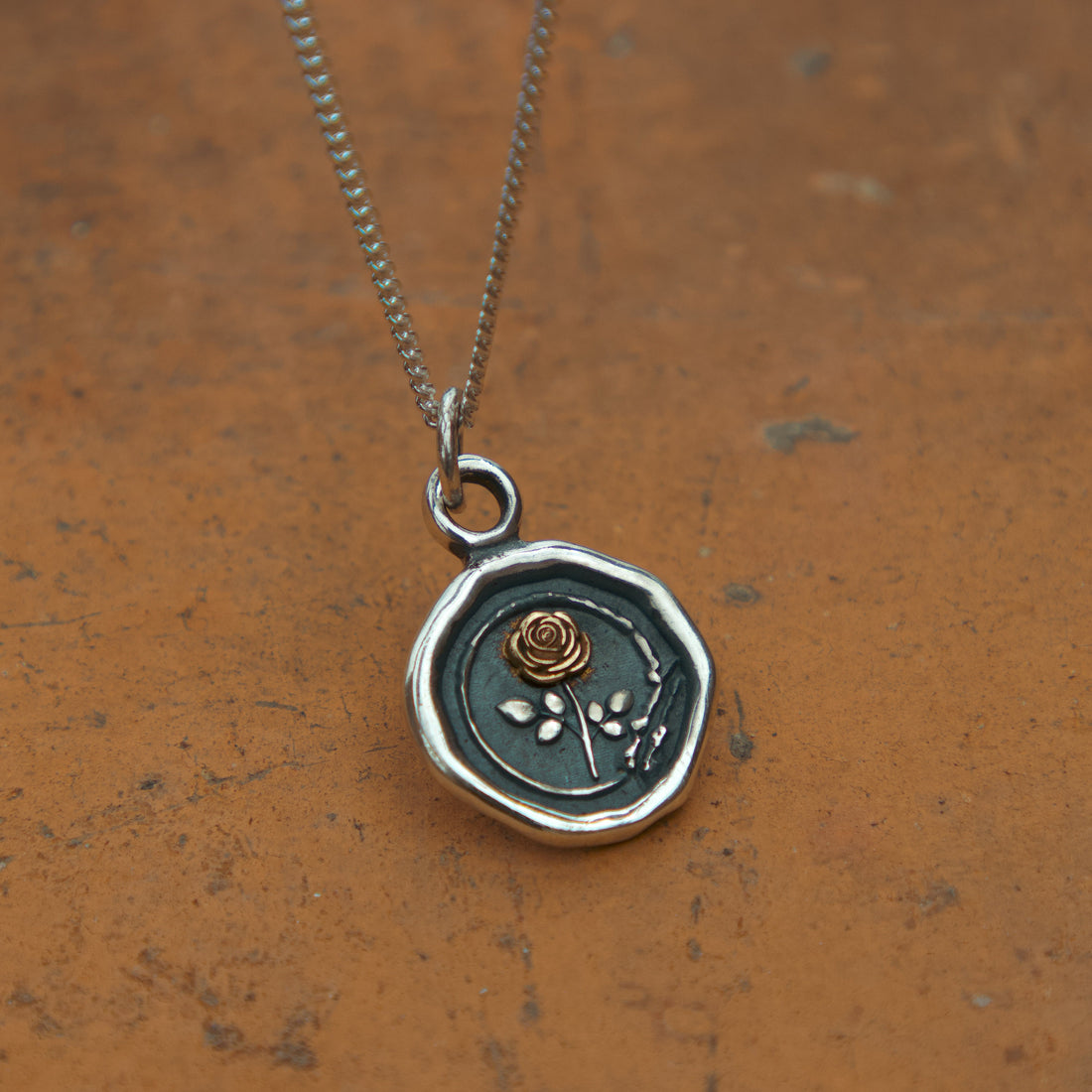 Collar de plata para mujer con dije artesanal y simbolismo vintage