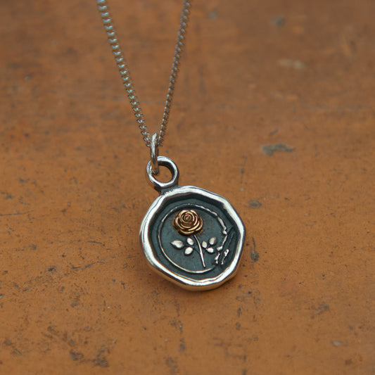 Collar de plata para mujer con dije artesanal y simbolismo vintage