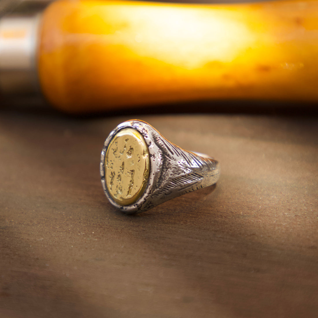 Anillos de plata artesanales con estilo vintage moderno y detalles en oro 18K