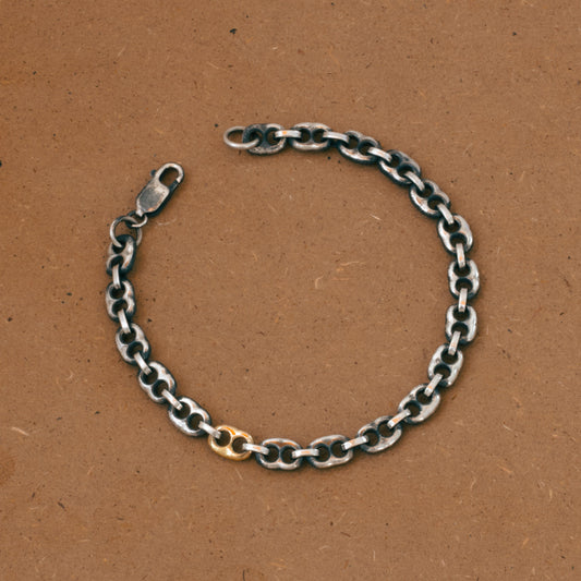 Pulsera bicolor con contraste de plata oscurecida y dorado