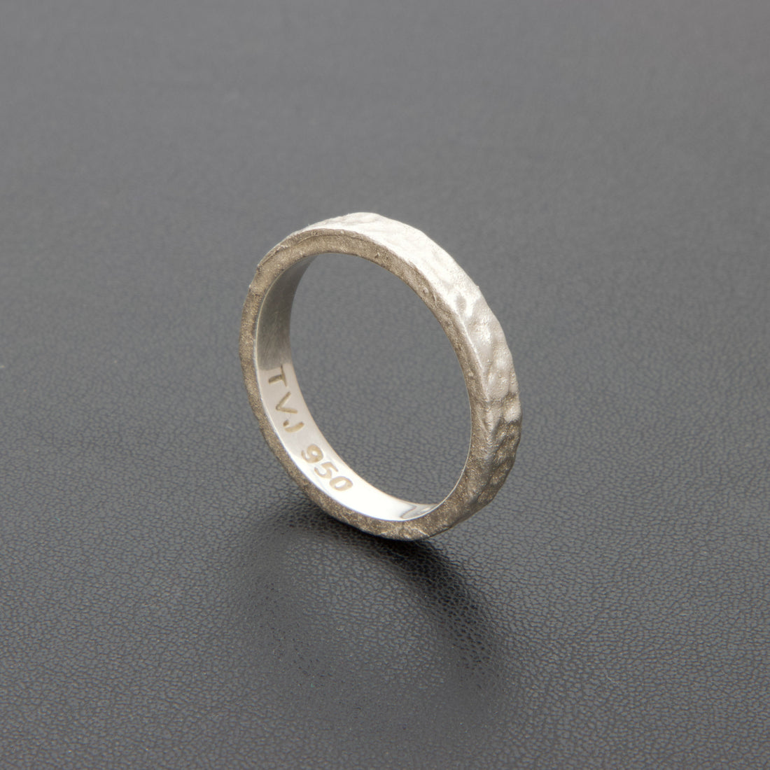 Anillo de plata 950 con textura escultórica y acabado artesanal
