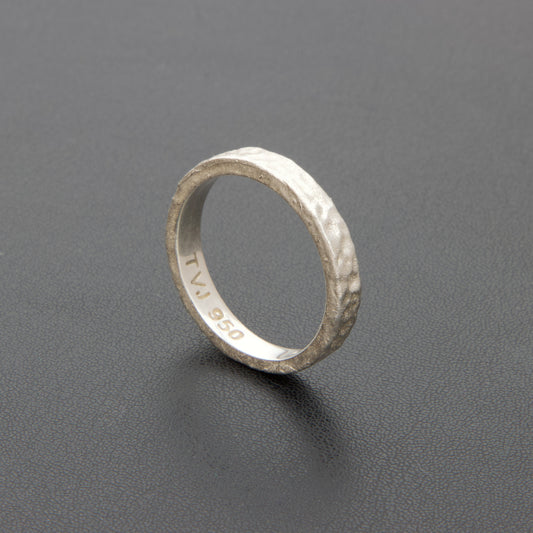 Anillo artesanal de plata 950 con acabado vintage en Lima