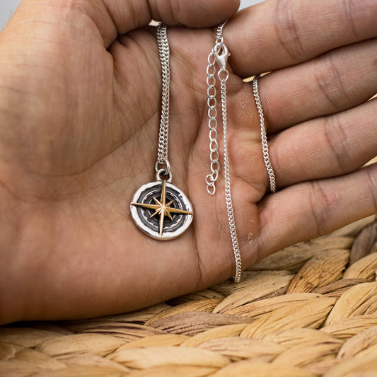 Collar de brújula en oro 18K y plata con frase Guided by heart