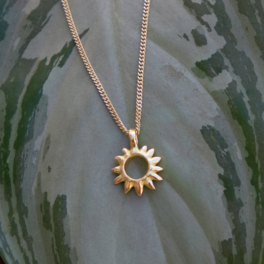 Collar de Luz en oro de 18K, símbolo de esperanza y transformación