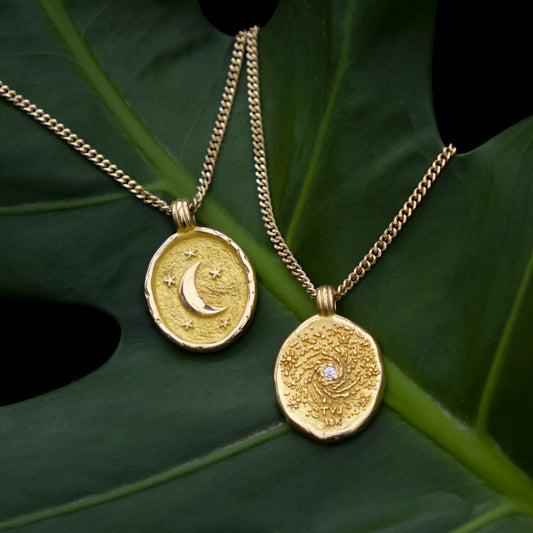 Collar de Luna en oro de 18K con zircón blanco reflejando la conexión cósmica.