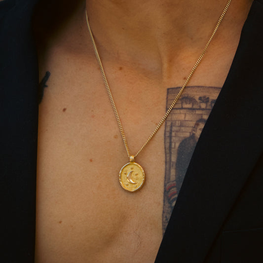 Collar de Luna en oro de 18K con zircón blanco reflejando la conexión cósmica.