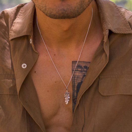 Collar de Pluma en plata 950 simbolizando libertad.