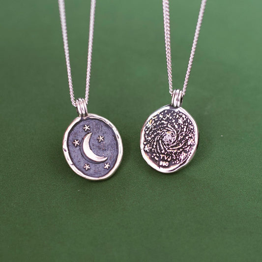 Collar de Luna en plata 950 simbolizando conexión cósmica y elegancia astral.