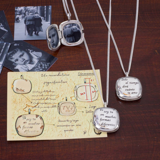 Collar de Recuerdos con diseño único, detalles en plata 950 y zircon negro.