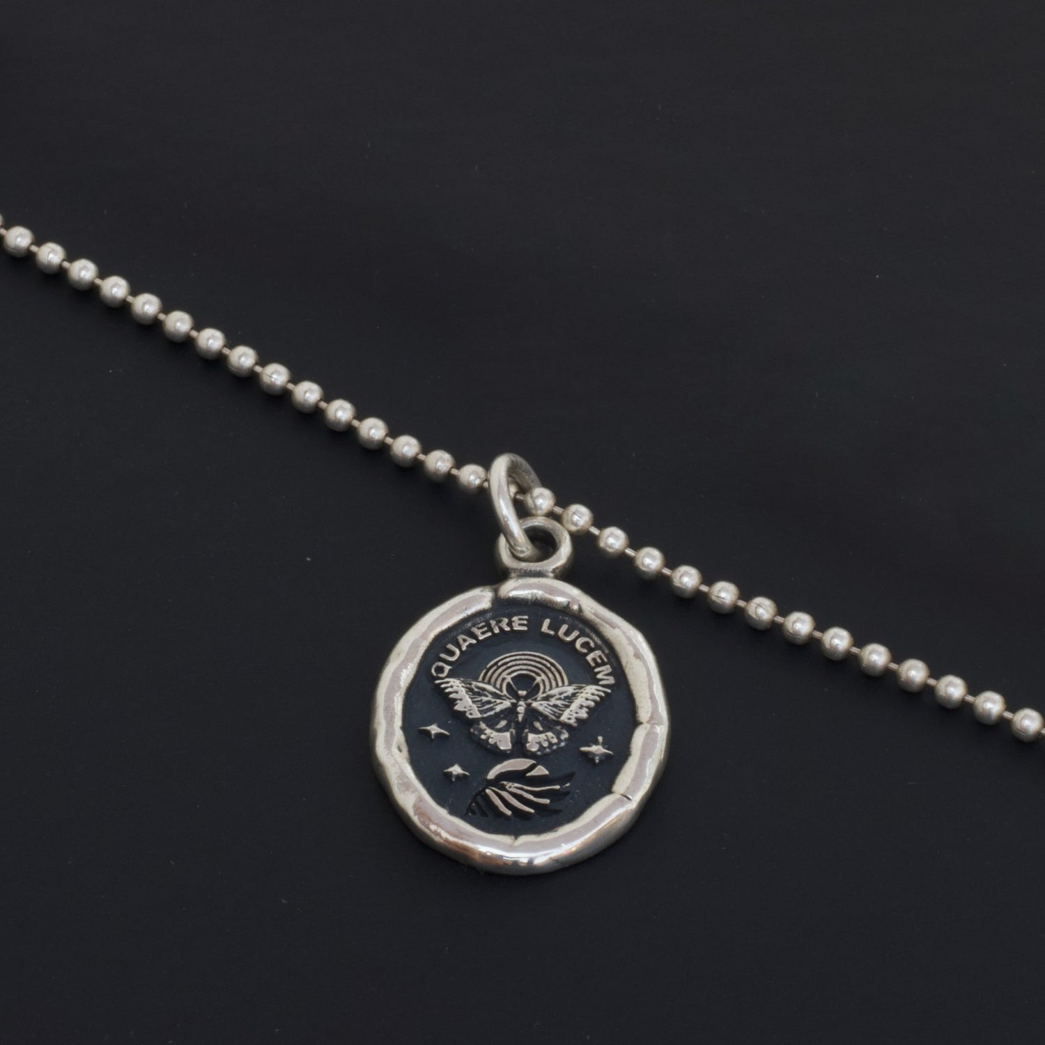 Collar de Mariposa en plata 950 con grabado "QUAERE LUCEM" simbolizando transformación y búsqueda de luz.