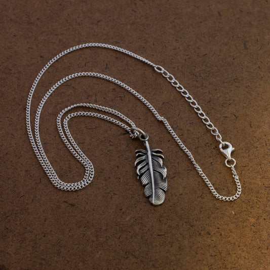 Collar de Pluma en plata 950 simbolizando libertad.
